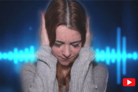 Eine Frau hat die Augen geschlossen und hält sich die Ohren zu