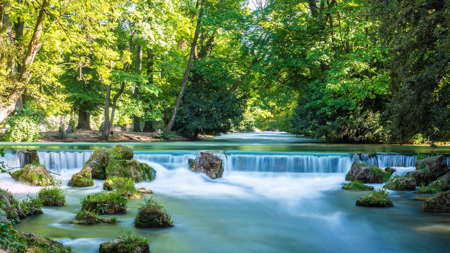 Der Eisbach im Englischen Garten in München ist ein beliebter Spot für Surfer – und zählt dem Ranking zufolge zu den schönsten Stränden der Welt