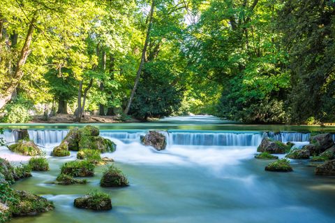 Der Eisbach im Englischen Garten in München ist ein beliebter Spot für Surfer – und zählt dem Ranking zufolge zu den schönsten Stränden der Welt