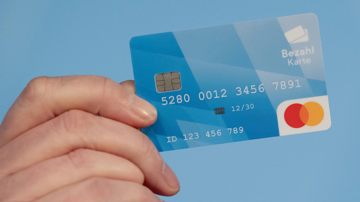 Bundestag approves payment card for asylum seekers