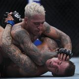 Der Publikumsliebling Charles Oliviera wird seinen Platz unter den Favoriten der Leichtgewichtsklasse gegen den Neuling Arman Tsarukyan verteidigen. Oliviera der seinen Titel 2022 verlor, will sich nun zurück nach oben kämpfen. Samstagabend muss er beweisen, dass/ob er immer noch zur Spitze der Leichtgewichtsklasse gehört.