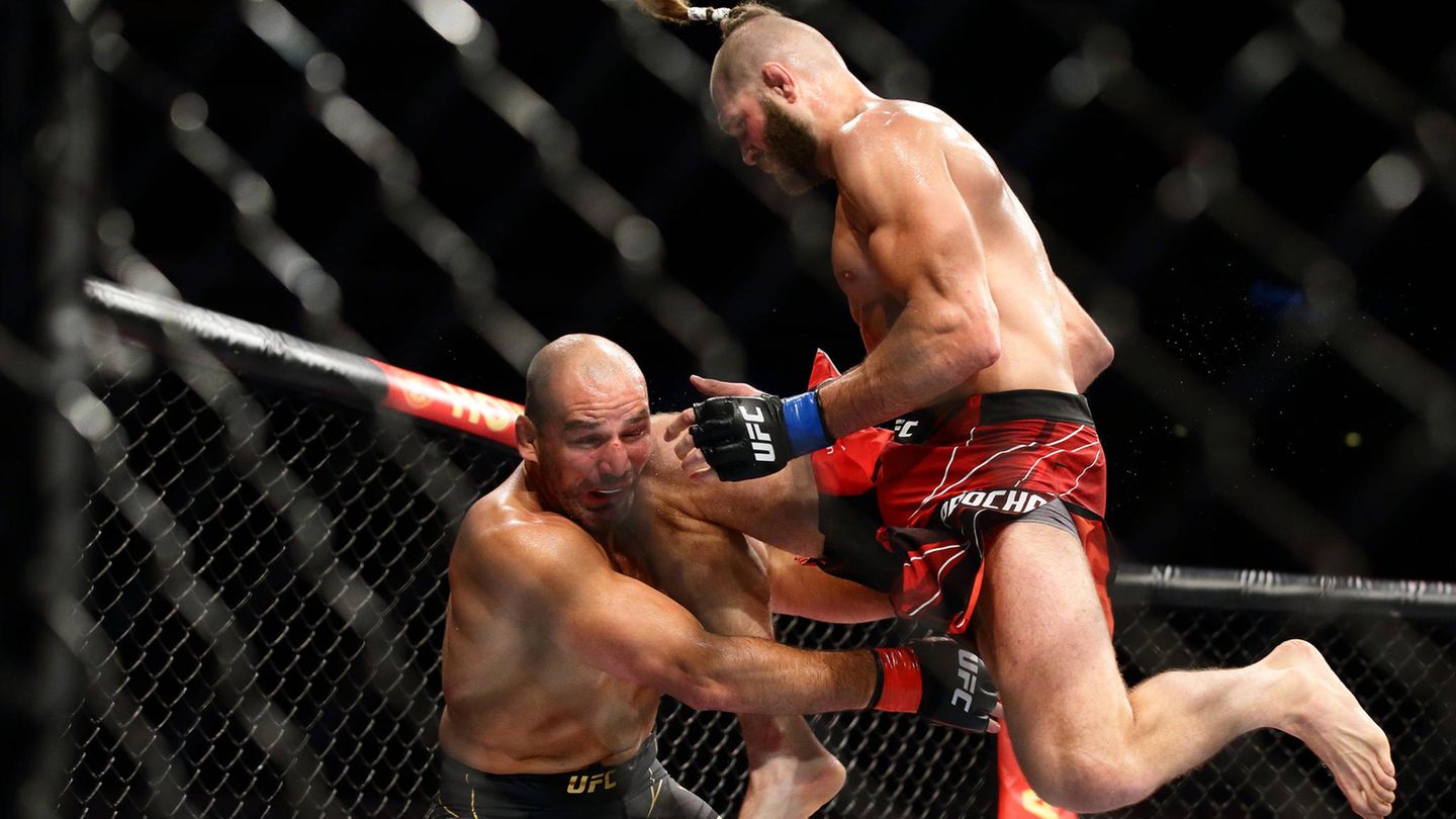 Dass MMA mittlerweile schon längst in Europa angekommen ist, zeigt sich durch den letzten Kampf der Prelims. Der ehemalige Titelhalter Jiri Prochazka aus Tschechien wird sich mit dem Österreicher Aleksandar Rakic messen. Der unkonventionelle Stil des Tschechen stellt für die meisten Kämpfer eine ziemliche Herausforderung dar. 