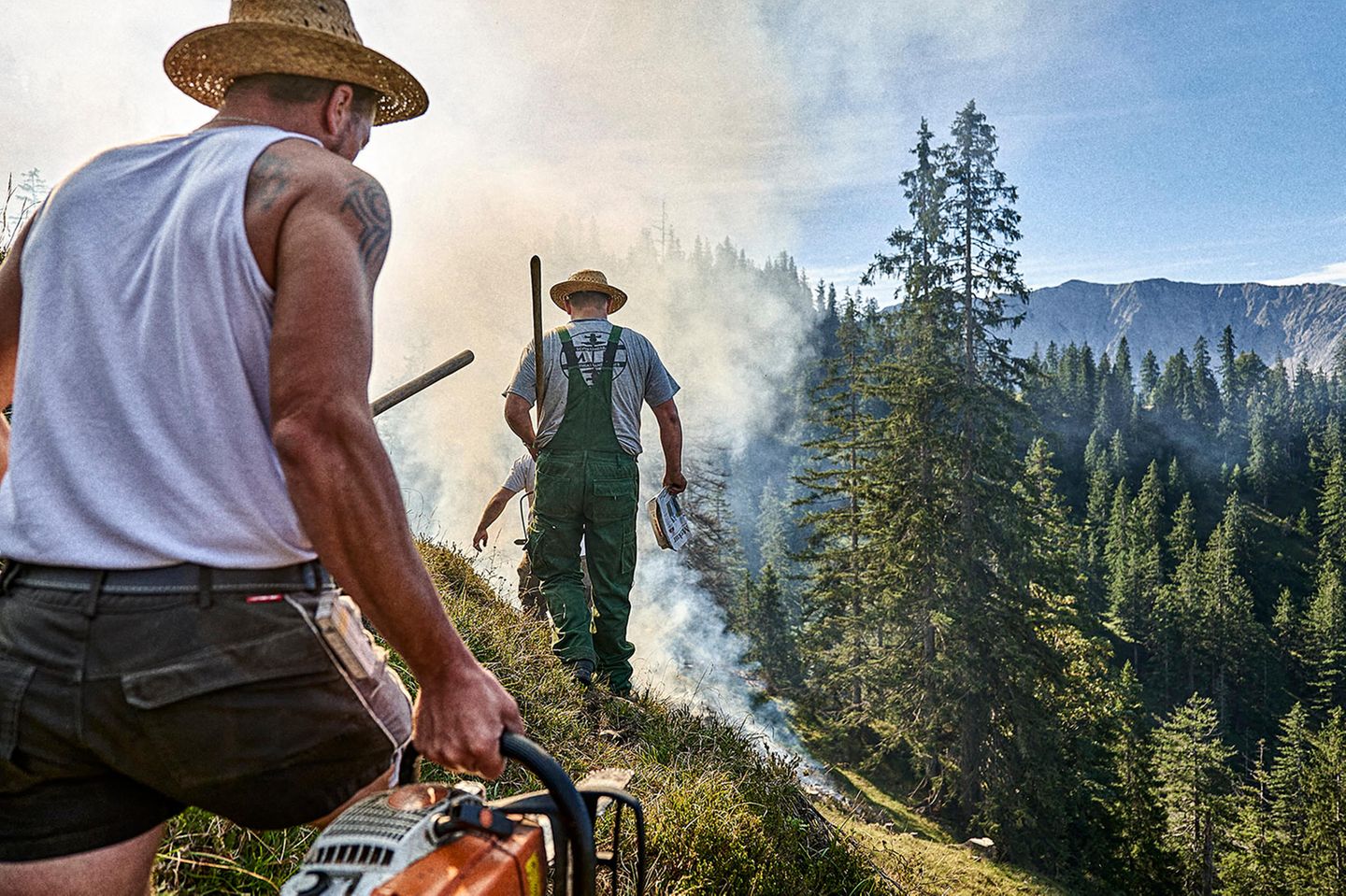 Unter Aufsicht wird aufm Berg Holz verbrannt