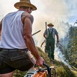 Unter Aufsicht wird aufm Berg Holz verbrannt