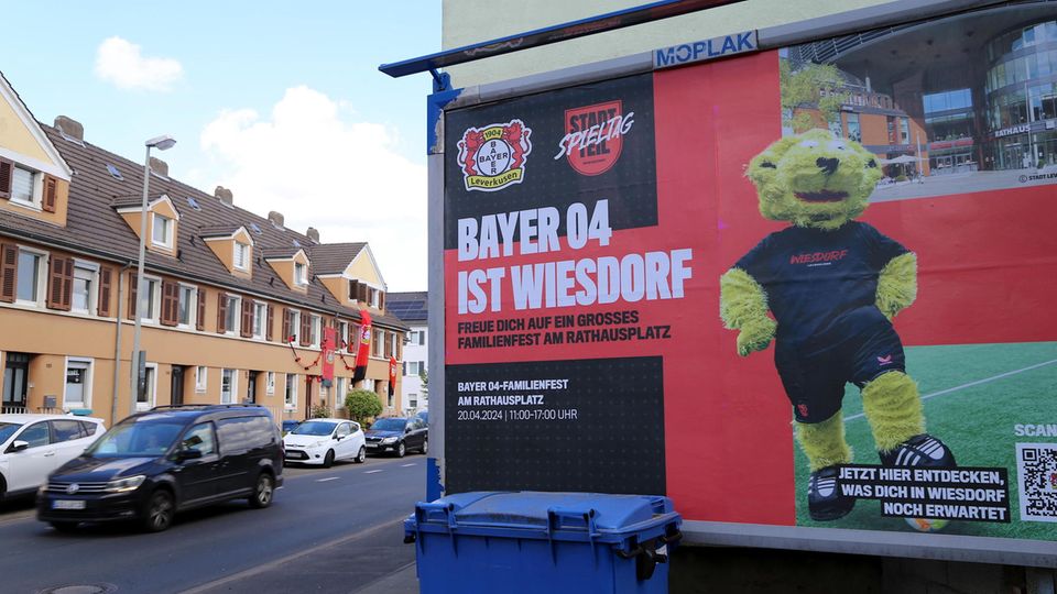Leverkusen: Werbung für den 20. April: Dann will die Stadt den Spielführer, Torwart Lukas Hradecky, und die ganze Mannschaft samt Trainer hochleben lassen. Werbung für den 20. April: Dann will die Stadt den Spielführer, Torwart Lukas Hradecky, und die ganze Mannschaft samt Trainer hochleben lassen.