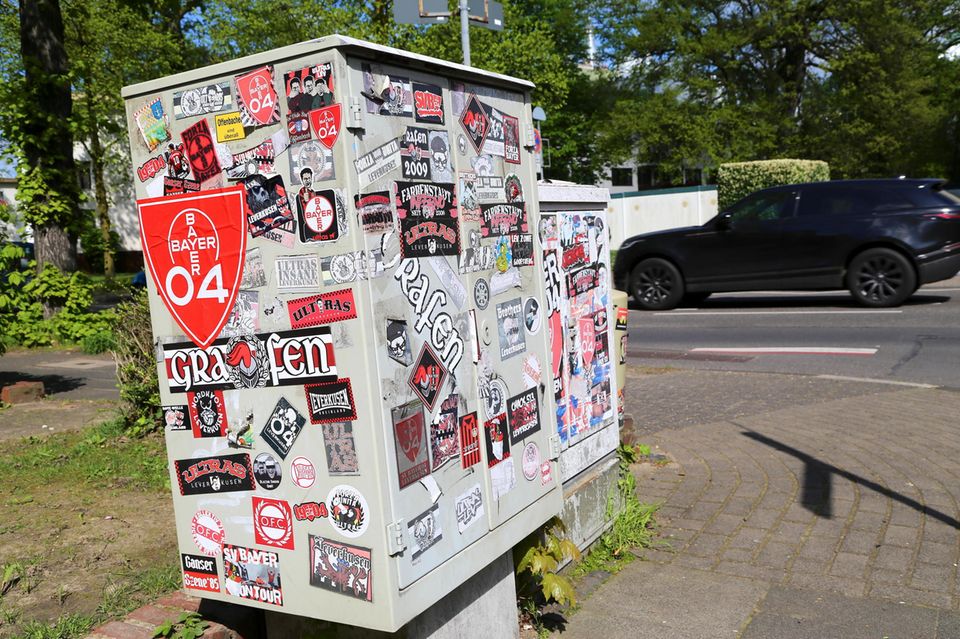 Leverkusen: Manche kleben am Verein: Fan-Kunstwerk auf dem Weg zur BayArena. Manche kleben am Verein: Fan-Kunstwerk auf dem Weg zur BayArena.