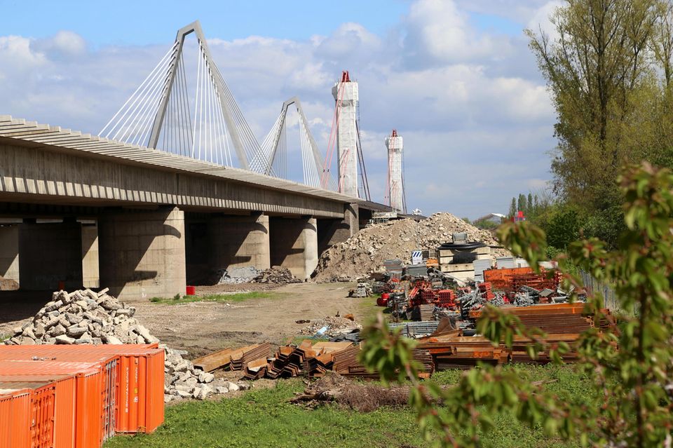 Leverkusen: Dauerbaustelle Leverkusener Brücke: Erst 2027 wird sie wohl fertiggestellt. Dauerbaustelle Leverkusener Brücke: Erst 2027 wird sie wohl fertiggestellt.
