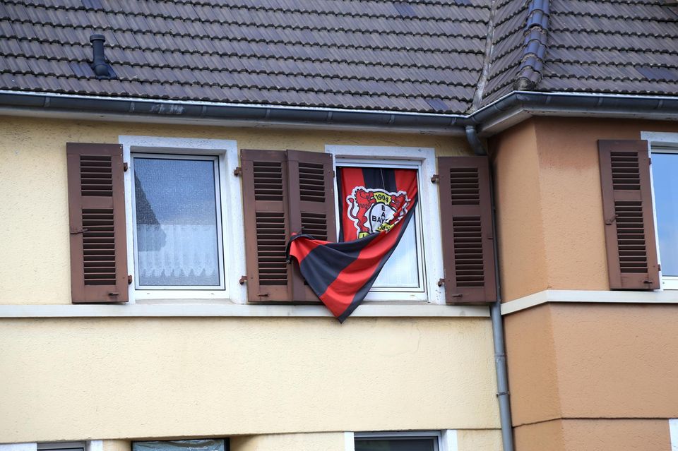Leverkusen: Fahne im Fenster in Wiesdorf: Insgesamt ist wenig Euphorie zu spüren. Fahne im Fenster in Wiesdorf: Insgesamt ist wenig Euphorie zu spüren.