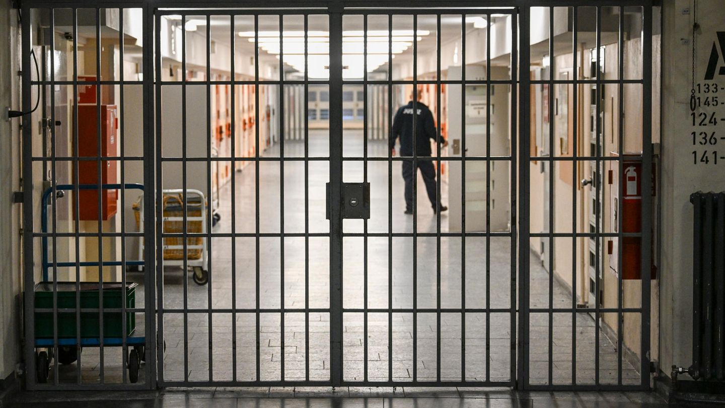Cannabis-Amnestie Ein Justizbeamter öffnet die Tür einer Gefängniszelle