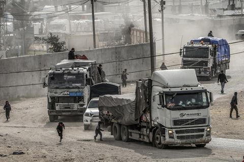 Lastwagen fahren über eine Grenze zwischen Israel und dem Gazastreifen