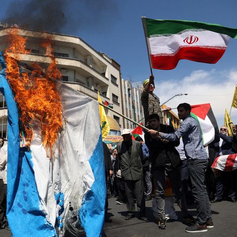 Iranische Demonstranten verbrennen eine israelische Flagge in Teheran