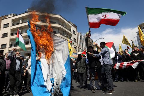 Iranische Demonstranten verbrennen eine israelische Flagge in Teheran