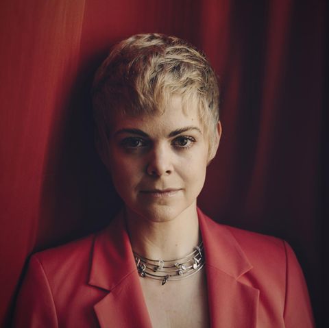 Jennifer Siemann Jennifer Siemann steht beim Stern Interview an einem Fenster mit einem roten Vorhang und trägt einen roten Anzug