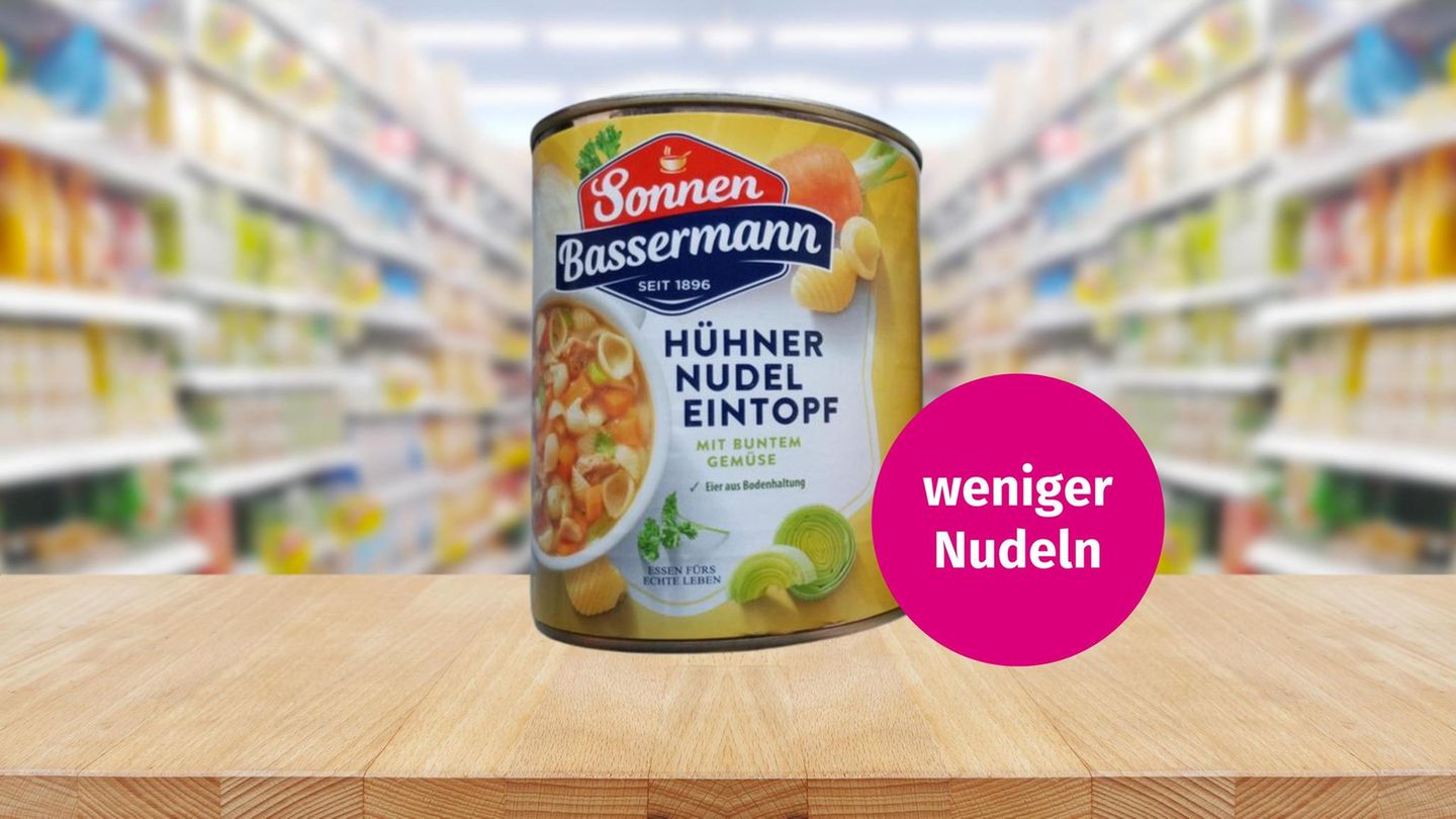 "Skimp" bedeutet "knausern" oder "einsparen". Im Hühner-Nudel-Eintopf stecken nur noch 26 Prozent statt zuvor 35 Prozent Nudeln. Damit das Ganze nicht zu wässrig rüberkommt, ist jetzt noch etwas Guarkernmehl als Verdickungsmittel beigesetzt.