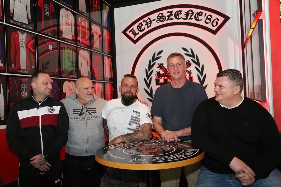 Abteilung Bierbuden-Aufbau vom Fanclub "Lev-Szene'86": Marco Giese (r.) bereitet mit Dominik Haupt, Roland Cahn, Stefan Hülstrunk und Micha Müller (v.l.) die Meisterfeier  vor. 