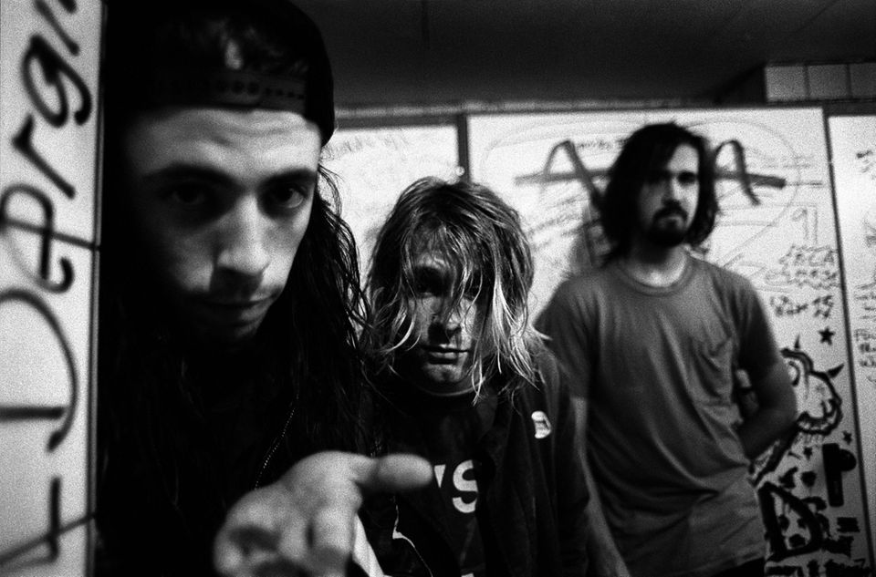 Nirvana 1991 tijdens een fotoshoot in Frankfurt.  Van links: Dave Grohl (Schlagzeug), Kurt Cobain (zang en gitaar) en Krist Novoselic (bas). 