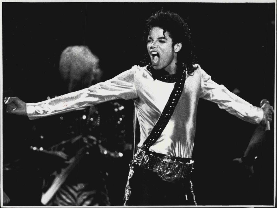 Michael Jackson zingt op het podium