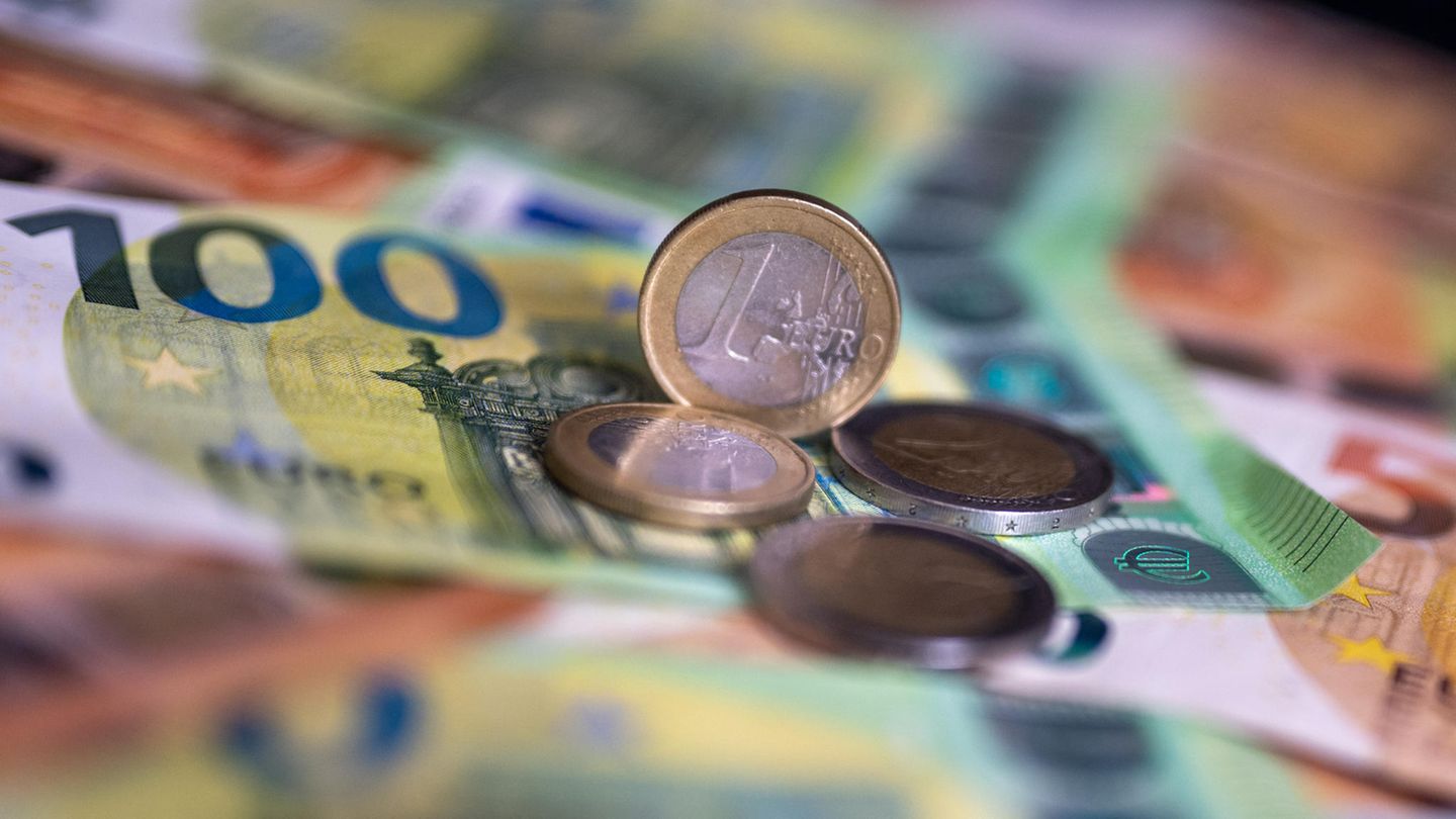 Euro-Scheine und -Münzen