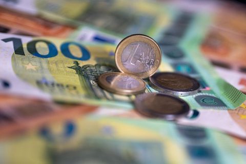 Euro-Scheine und -Münzen