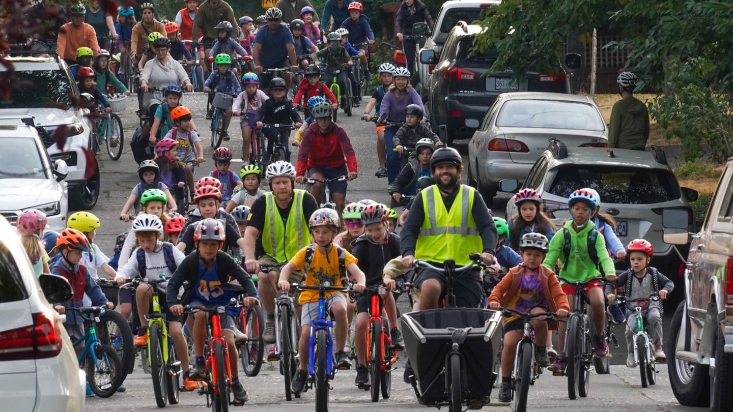Die Schüler der Alameda-Grundschule fahren auf ihren Fahrrädern mit dem Bike Bus zur Schule