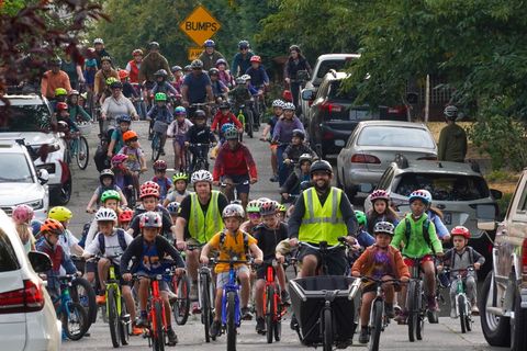 Die Schüler der Alameda-Grundschule fahren auf ihren Fahrrädern mit dem Bike Bus zur Schule