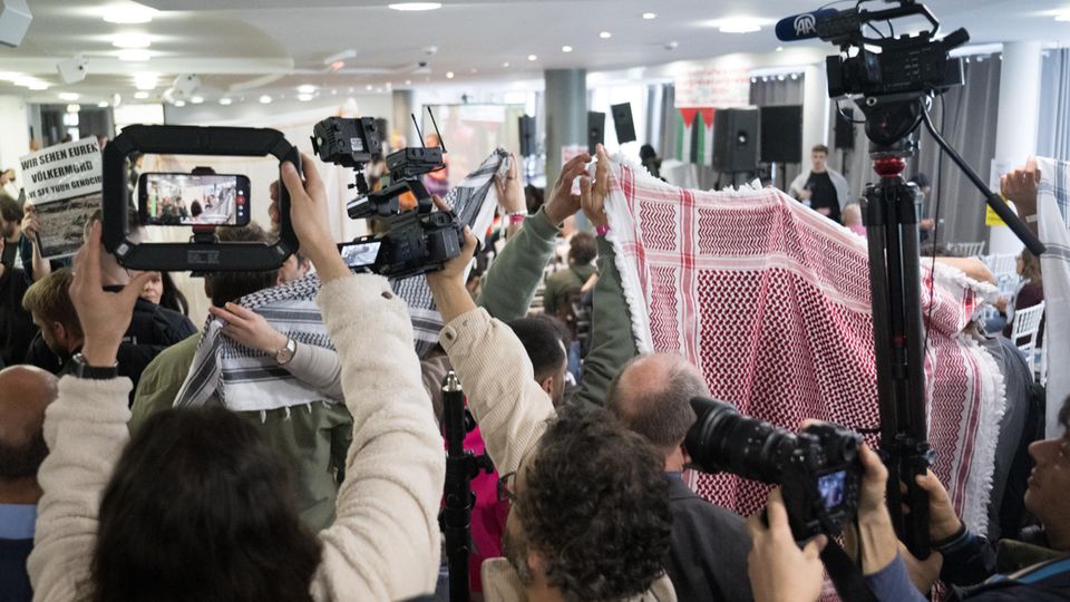 Teilnehmer des "Palästina-Kongresses" versperren Fotografen die Sicht Teilnehmer des "Palästina-Kongresses" versperren Fotografen die Sicht