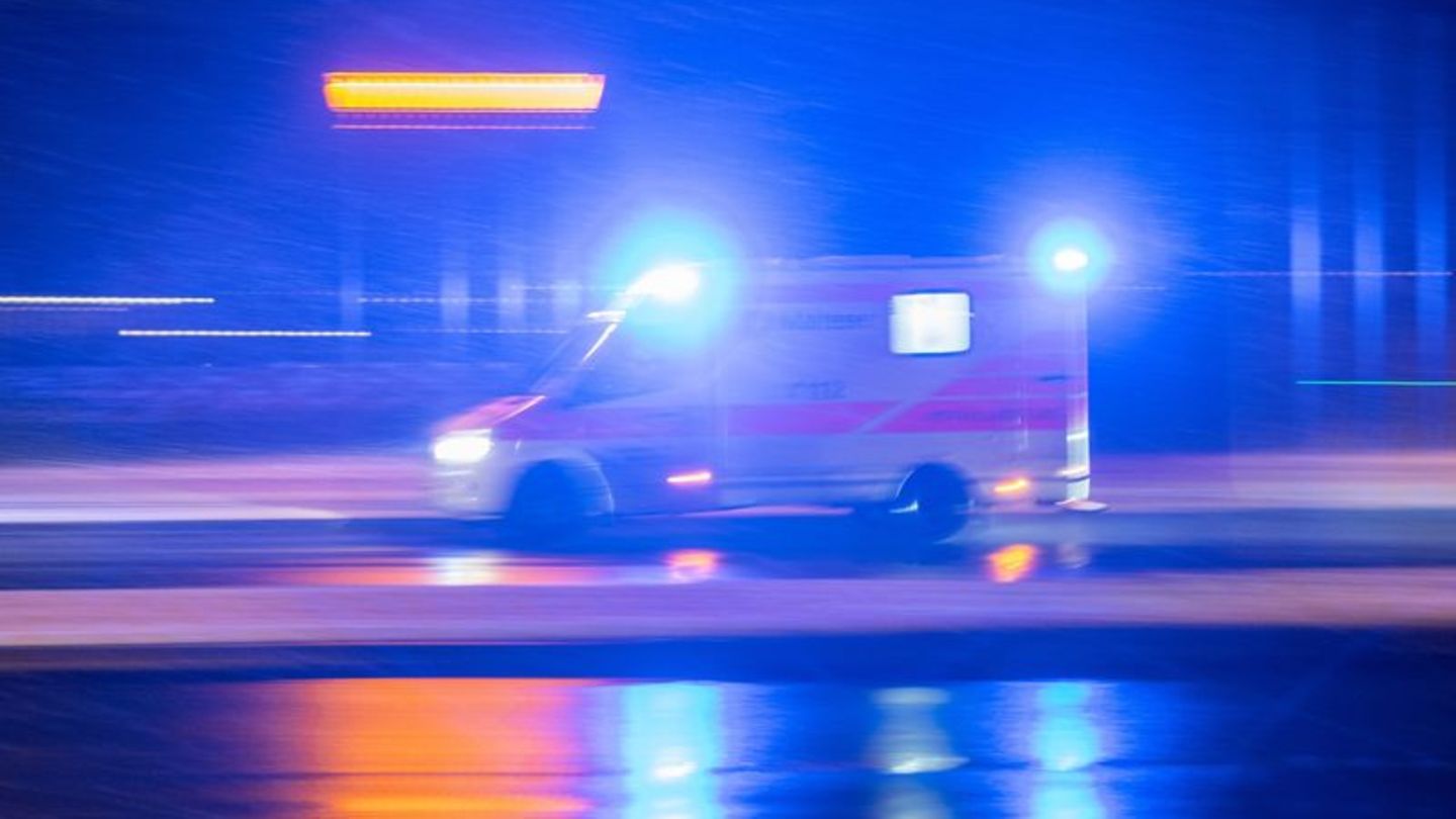 Ein Krankenwagen fährt über eine Straße: Auf einem Spielplatz in Nürnberg ist offenbar ein Streit eskaliert