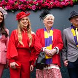 Eine Familie steht nebeneinander, alle tragen Hüte