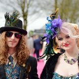 Ein originell gekleidetes junges Paar