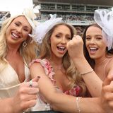 Drei Freundinnen mit weißem Kopfschmuck