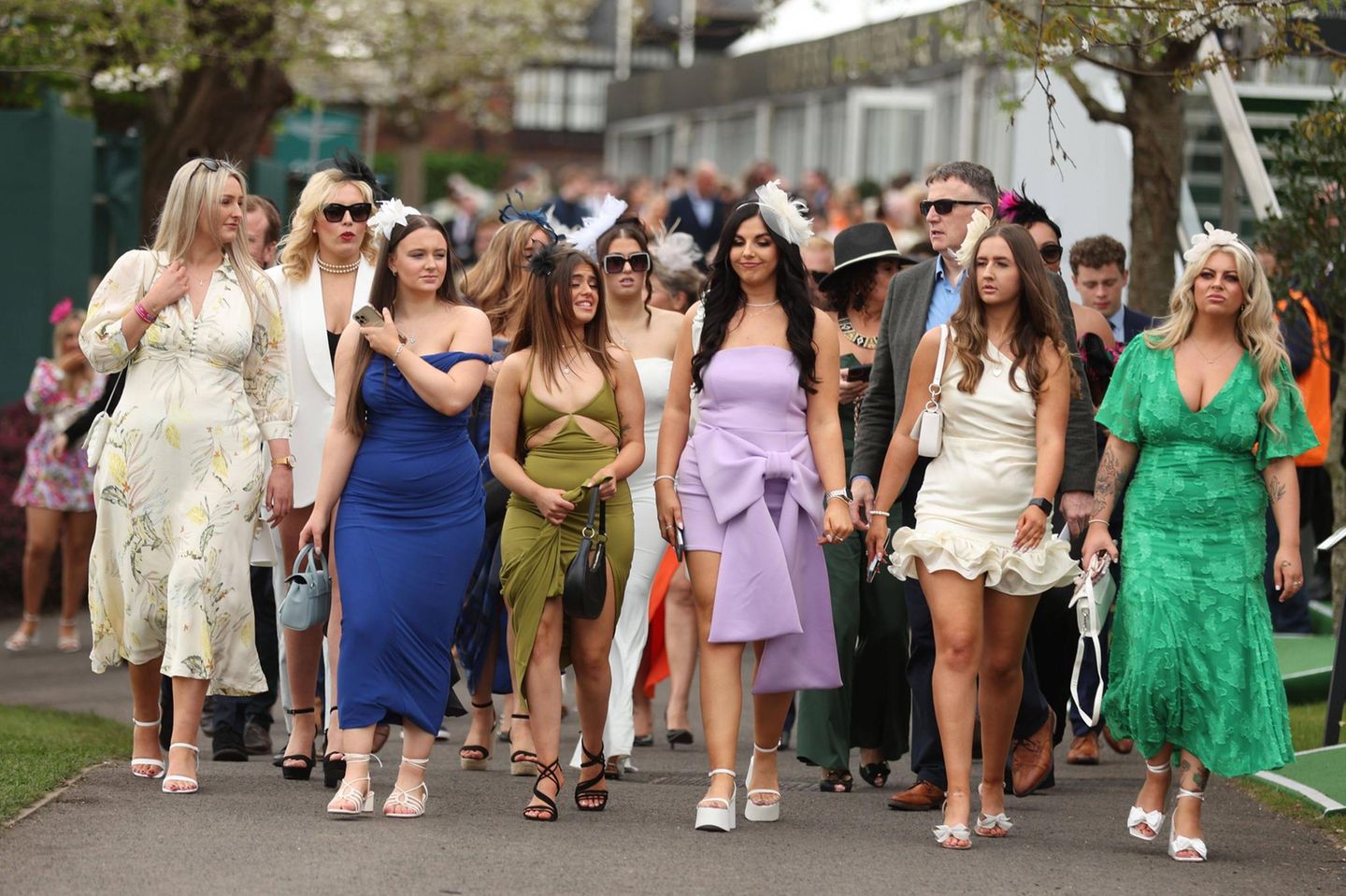 Ein großer Kreis von Frauen läuft zum Sportplatz