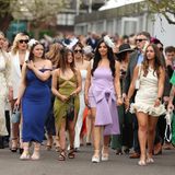 Ein großer Kreis von Frauen läuft zum Sportplatz