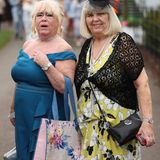 Zwei blongefärbte ältere Damen