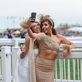 Zwei Frauen machen ein Selfie