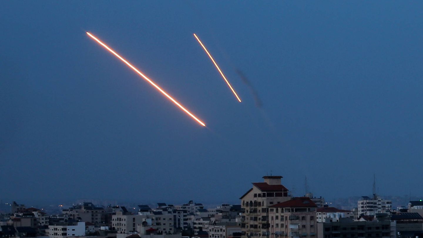 Eskalation in Nahost: Mit Drohnen und Raketen: Iran greift Israel an