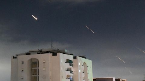 Das israelische Luftabwehrsystem "Iron Dome" feuert, um vom Iran abgefeuerte Raketen abzufangen