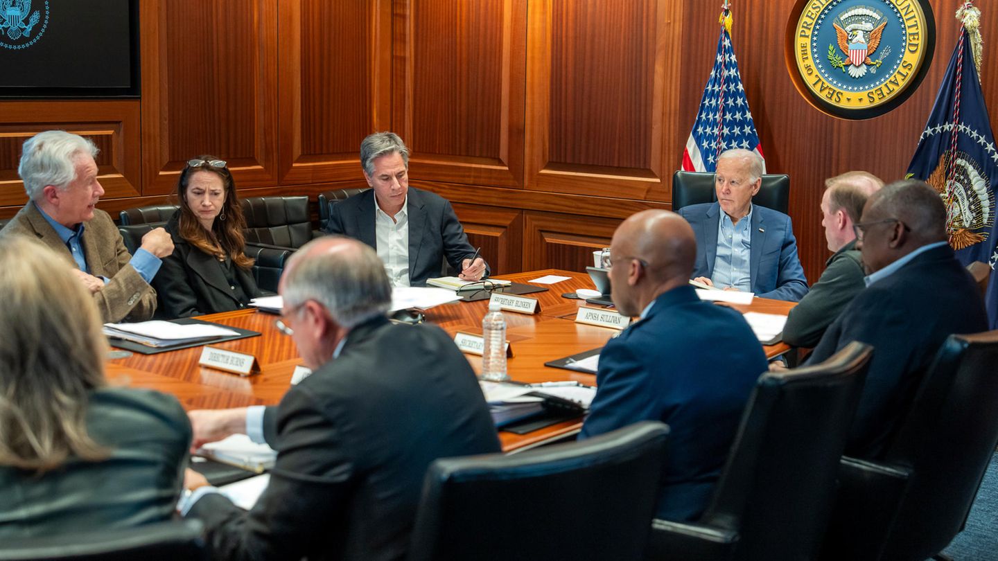 Joe Biden en het Nationale Veiligheidsteam in de Situation Room van de Witte Huizen