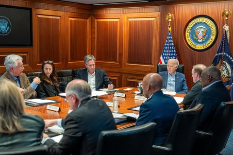 Joe Biden und Mitglieder des Nationalen Sicherheitsteams im Situation Room des Weißen Hauses