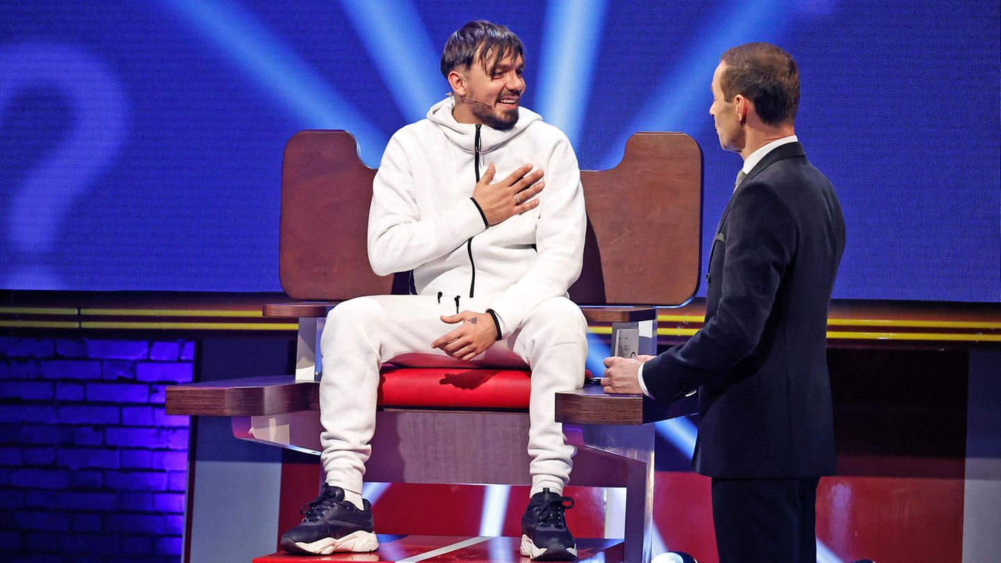Rapper Capital Bra auf dem Quizstuhl von ARD-Moderator Kai Pflaume