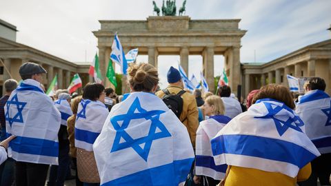 Demonstrierende in Berlin nach Irans Angriff auf Israel