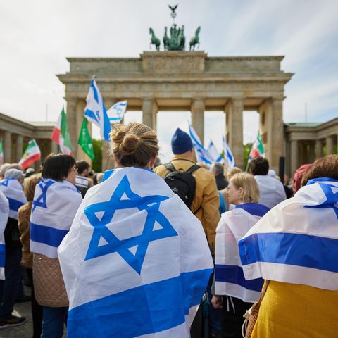 Demonstrierende in Berlin nach Irans Angriff auf Israel