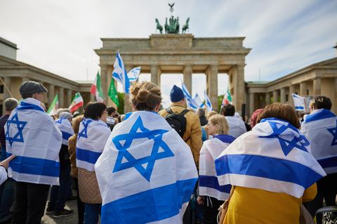 Demonstrierende in Berlin nach Irans Angriff auf Israel