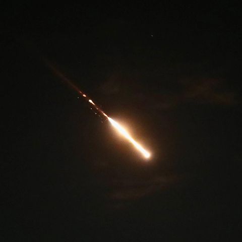 Israels Luftabwehrsystem Iron Dome fängt ein iranisches Geschoss ab