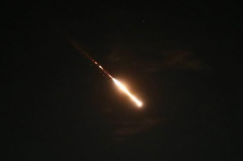 Israels Luftabwehrsystem Iron Dome fängt ein iranisches Geschoss ab