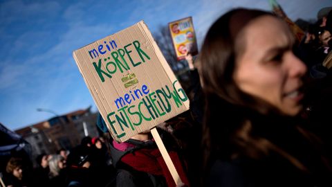 Demonstranten mit dem Schild: "Mein Körper - meine Entscheidung".