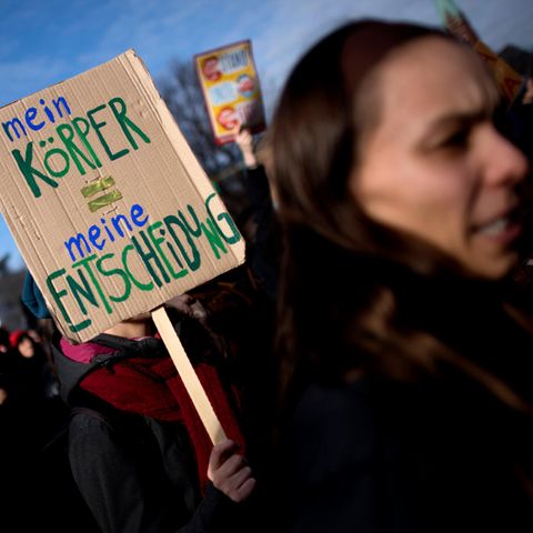 Demonstranten mit dem Schild: "Mein Körper - meine Entscheidung".