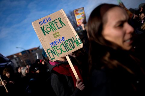 Demonstranten mit dem Schild: "Mein Körper - meine Entscheidung".