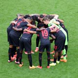 Die Spieler stehen im Kreis und umarmen sich