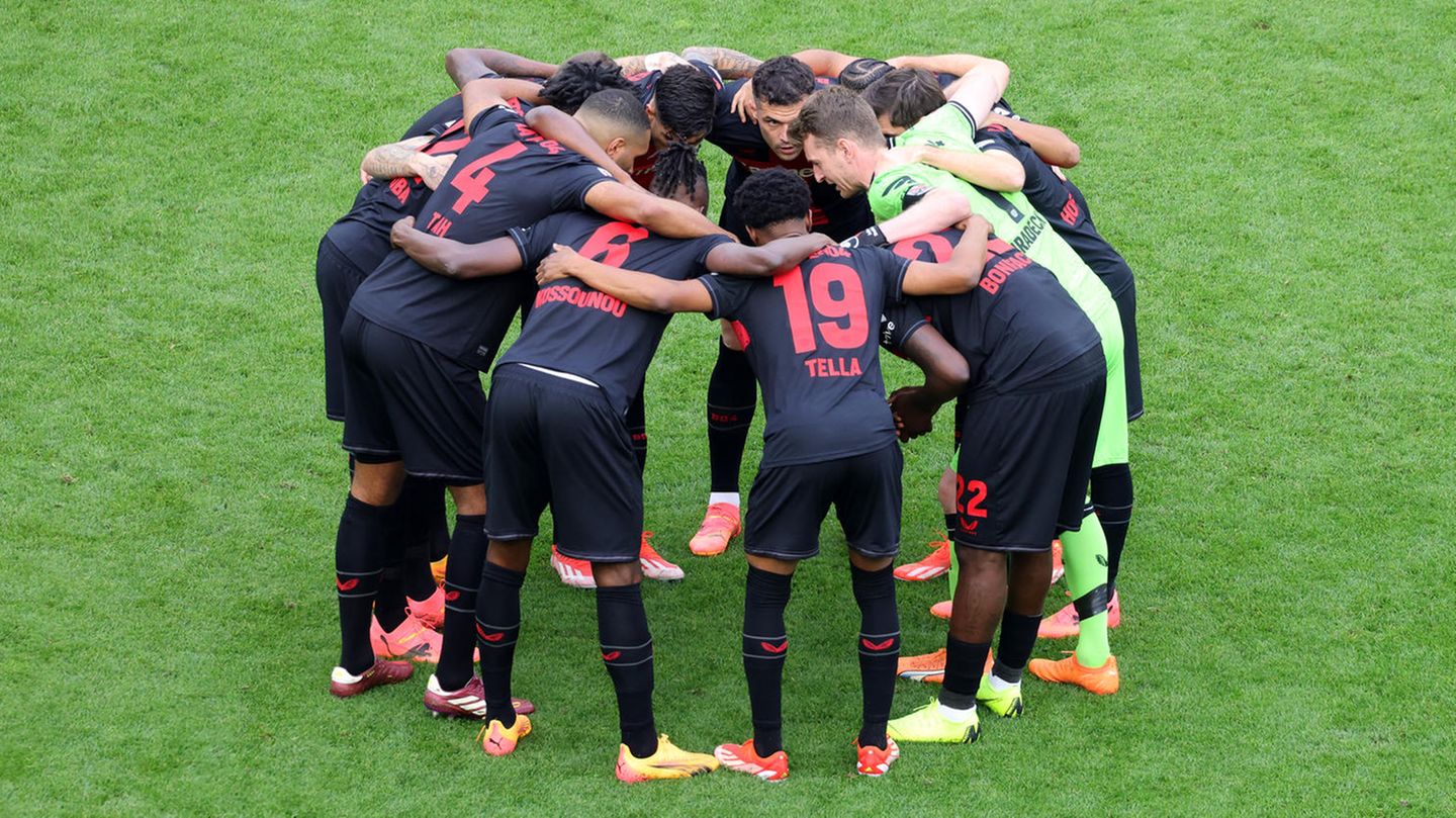 Die Spieler stehen im Kreis und umarmen sich
