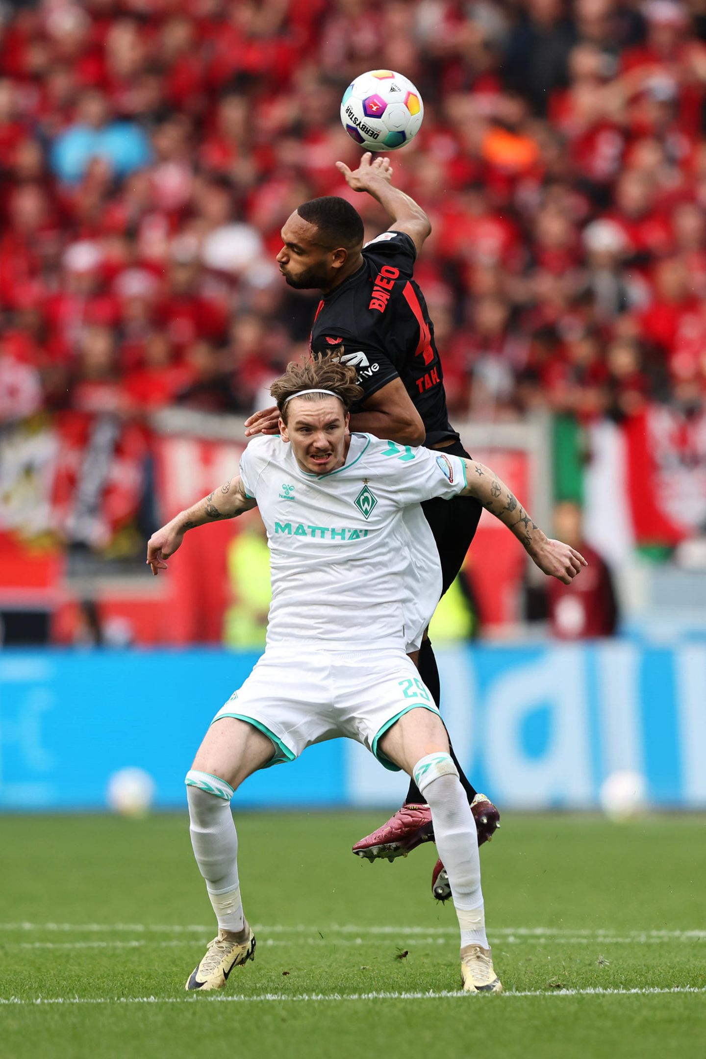 Bremens Nick Woltemade und Leverkusens Jonathan Tah wollten es wissen